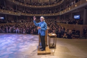 Dr. Goddall speaking to a rapt audience in Vancouver, Canada.
